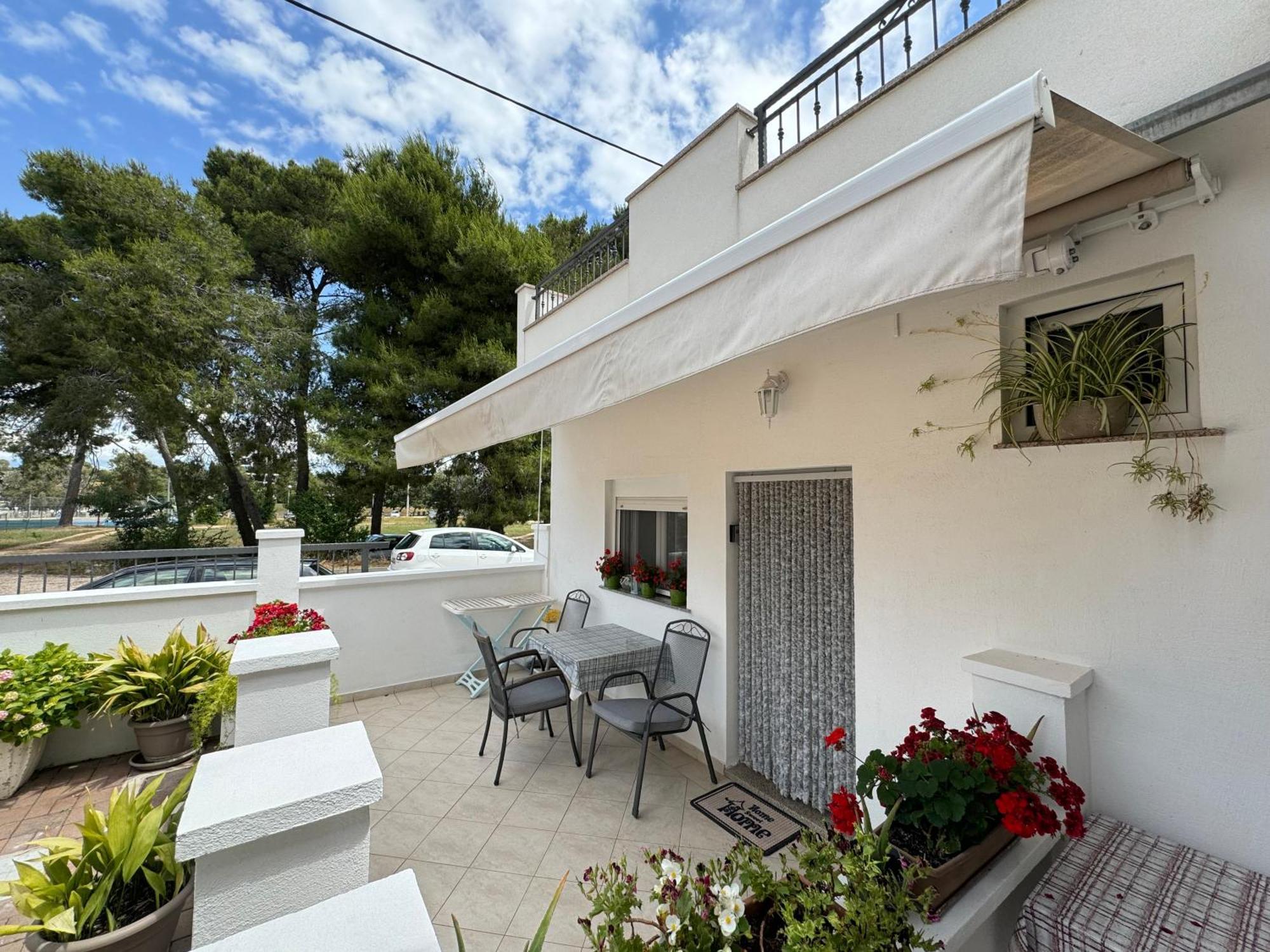 Studio Apartments With Terrace Near Sea - Angela'S Apartments Zára Kültér fotó